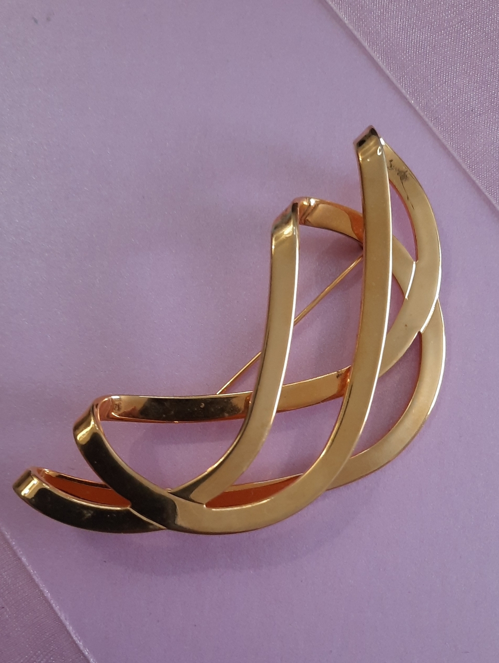 Gold-Tone Curved Wave Brooch